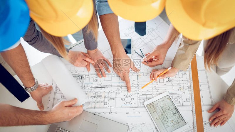 加盟建筑劳务公司首先需要具备一定的个人素质，包括但不限于：
